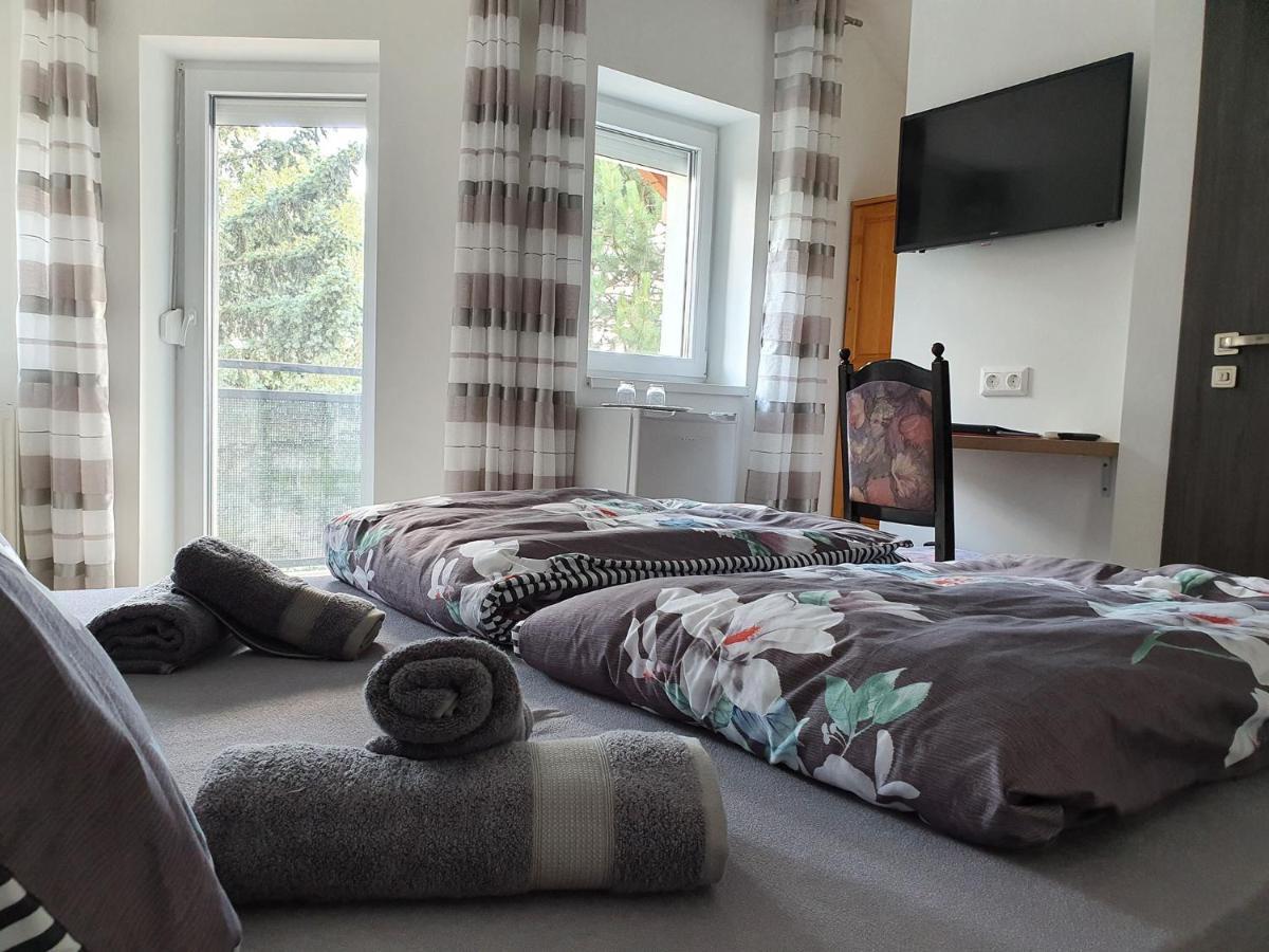 Bed and Breakfast Monostor Panzio Комаром Екстер'єр фото
