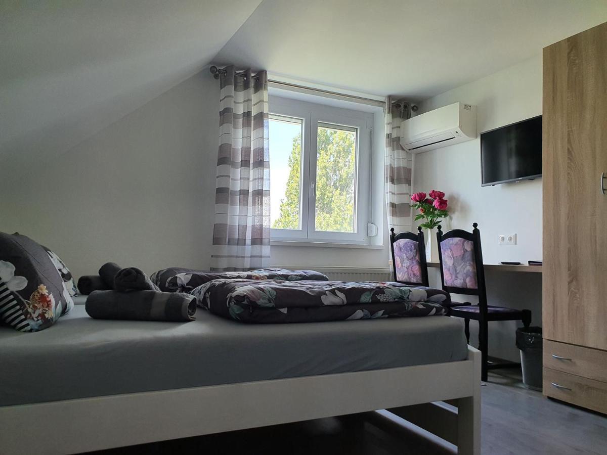 Bed and Breakfast Monostor Panzio Комаром Екстер'єр фото