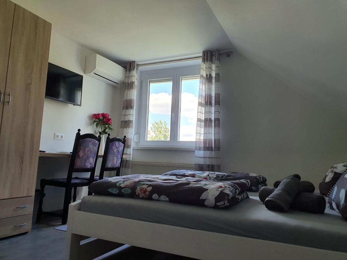 Bed and Breakfast Monostor Panzio Комаром Екстер'єр фото